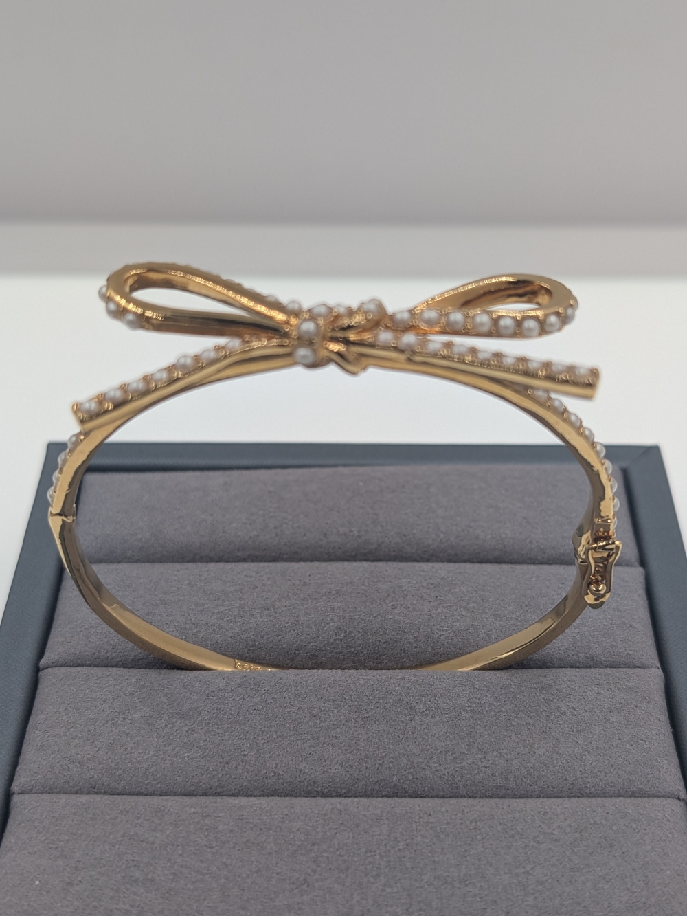 Kate Spade Faux Seed Pearl Ribbon Bow Gold Tone Hinged Bangle Bracelet 0230 - Picture 3 of 10